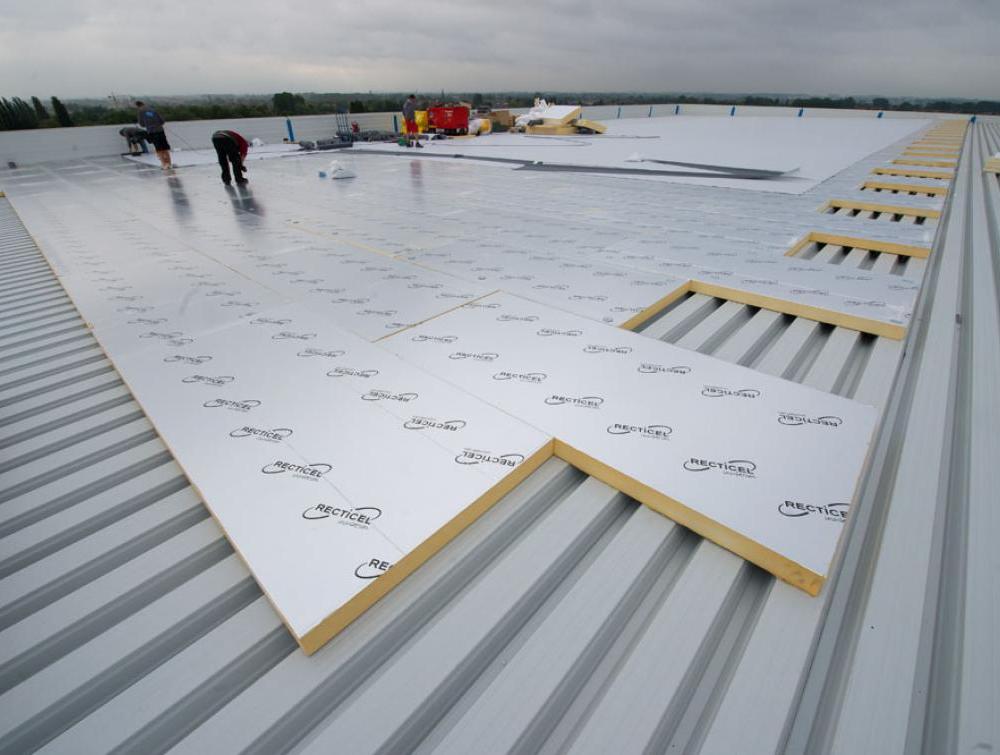 Eurothane Silver płyta termoizolacyjna stosowana na dachach płaskich na blasze trapezowej z jednowarstwową hydroizolacją syntetyczną lub kilkuwarstwowym bitumicznym pokryciem dachu.