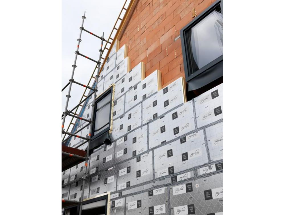 Eurowall Xentro performante spouwisolatieplaat op gebouw