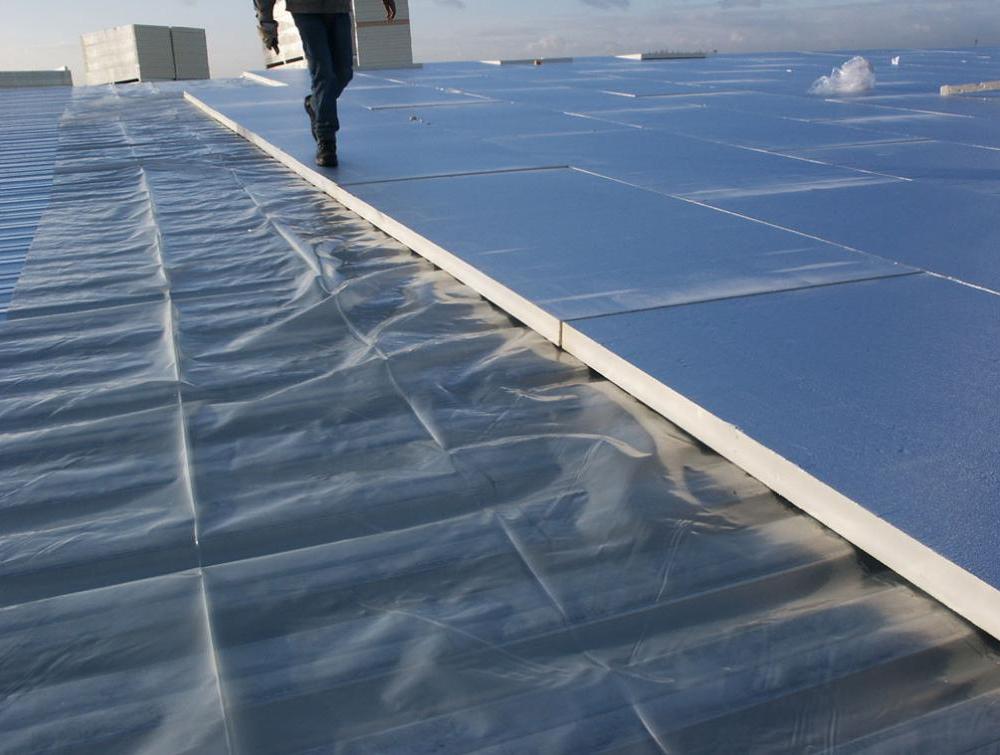 Powerdeck isolatieplaat voor platte daken met beter brandgedrag op folie