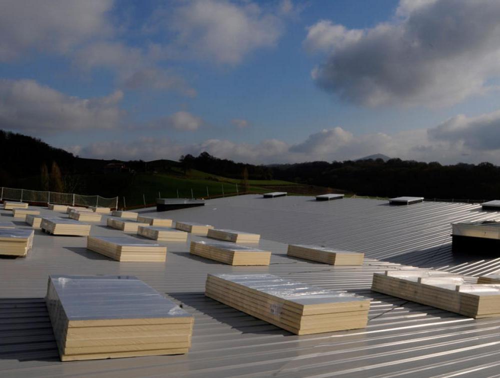 Powerdeck isolatieplaat voor platte daken met beter brandgedrag op commercieel gebouw