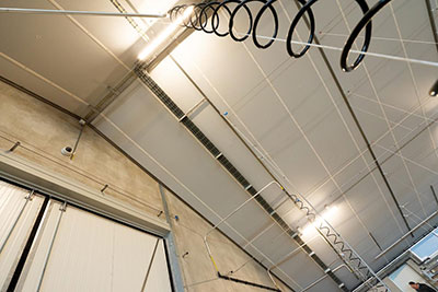 De gladde, met gecoate aluminium cachering voorziene Powerline isolatieplaten worden in kunststofprofielen bevestigd onder de gordingen en zorgen voor een mooi egaal oppervlak en uitstekende lichtspreiding.