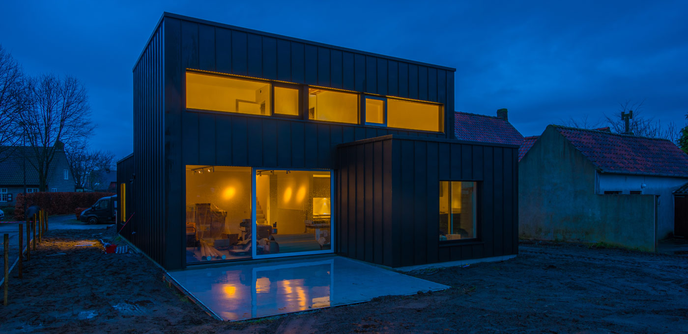 energiezuinige nieuwbouwwoning te Lembeke van dak tot vloer geïsoleerd met Recticel Insulation isolatie nacht zicht