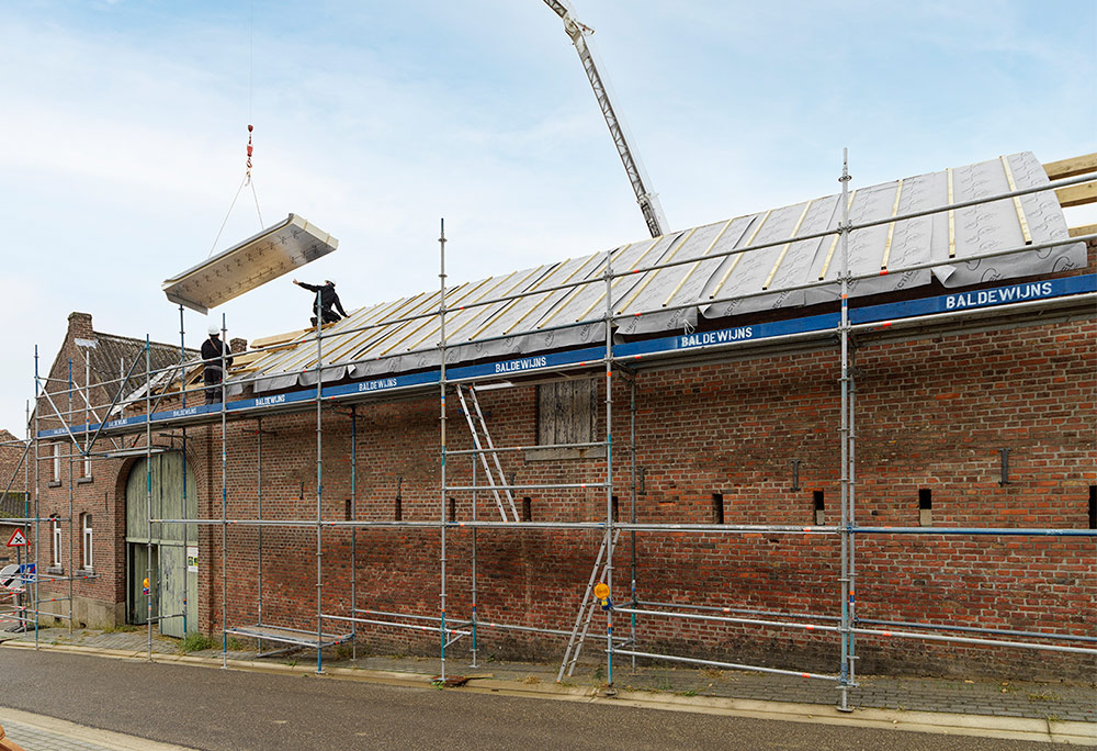 Totaalrenovatie vierkantshoeve met Recticel insulation L-ments isolerende dakelementen