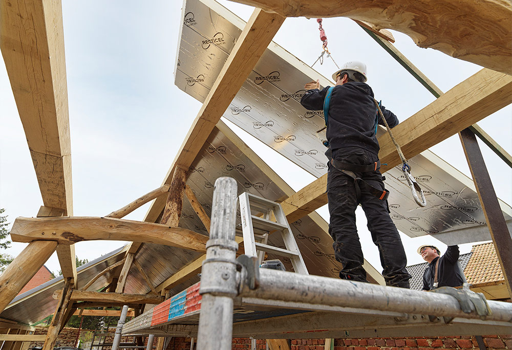 Totaalrenovatie vierkantshoeve met L-ments isolerende dakelementen binnenshot