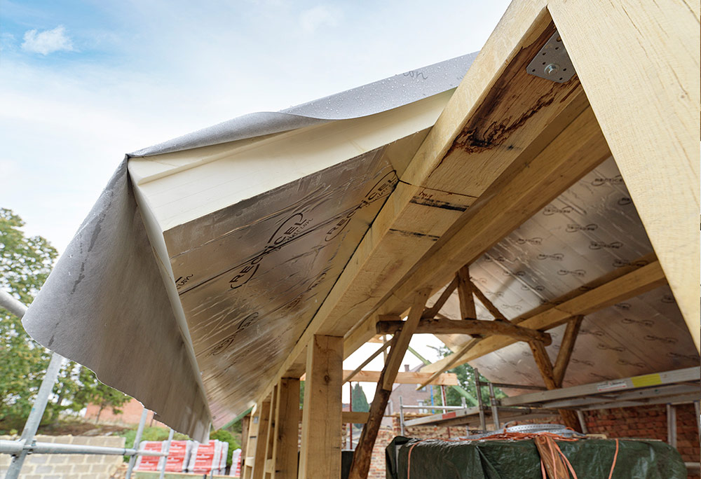 Totaalrenovatie vierkantshoeve met Recticel insulation L-ments isolerende dakelementen oversteek