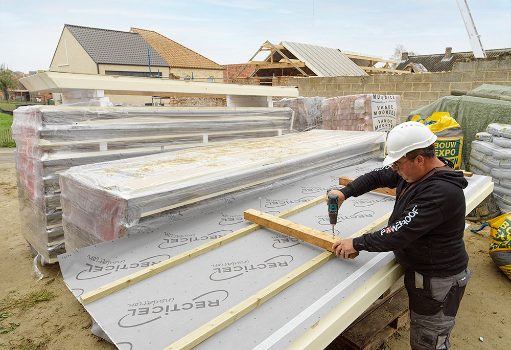 Totaalrenovatie vierkantshoeve met Recticel insulation L-ments isolerende dakelementen tengelatten