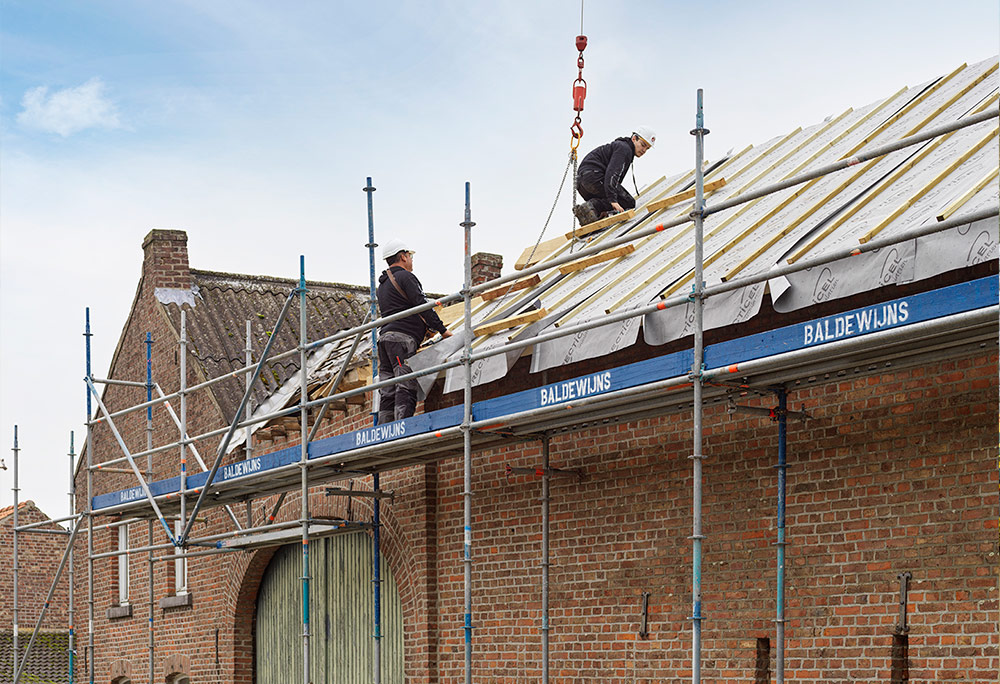 Totaalrenovatie vierkantshoeve met Recticel insulation L-ments isolerende dakelementen plaatsing