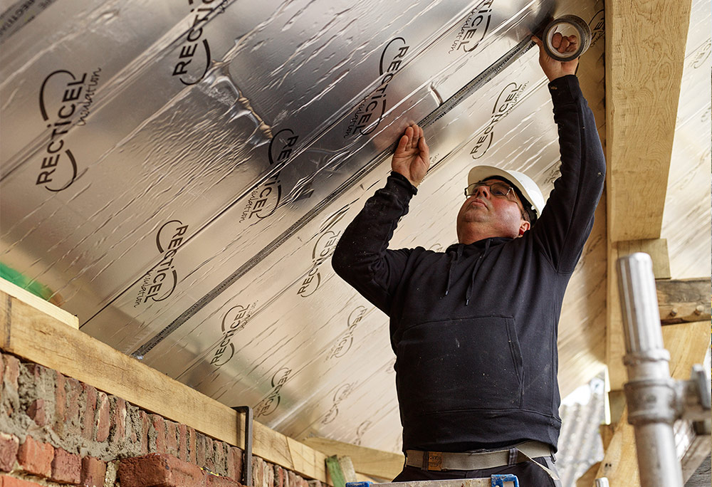 Totaalrenovatie vierkantshoeve met Recticel insulation L-ments isolerende dakelementen binnenkant