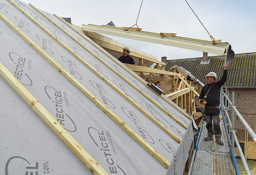 Totaalrenovatie vierkantshoeve met Recticel insulation L-ments isolerende dakelementen buitenkant