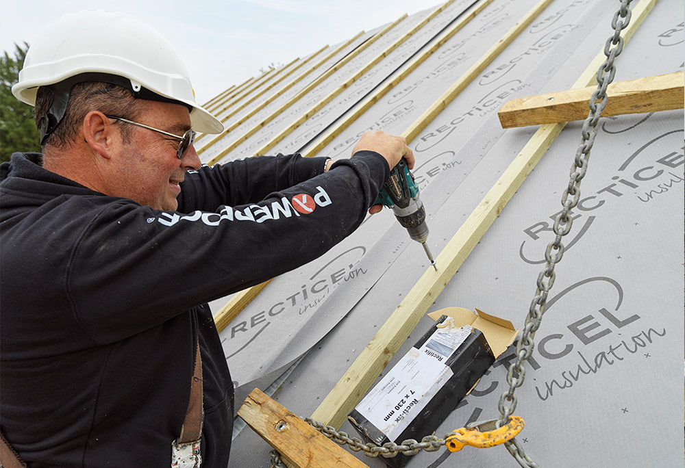 Totaalrenovatie vierkantshoeve met L-ments isolerende dakelementen met Rectifix schroeven