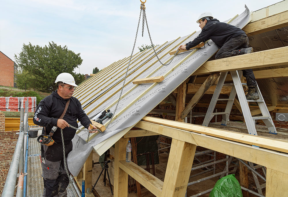 Totaalrenovatie vierkantshoeve met Recticel insulation L-ments isolerende dakelementen installatie