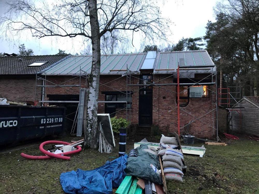 Verbouwing, renovatie in fasen met L-ments hellend dakisolatie te Antwerpen