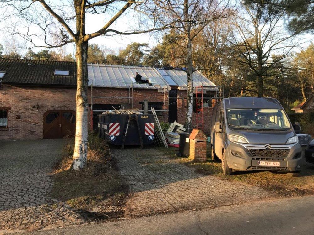 Verbouwing in fasen met L-ments hellend dakisolatie elementen te Antwerpen