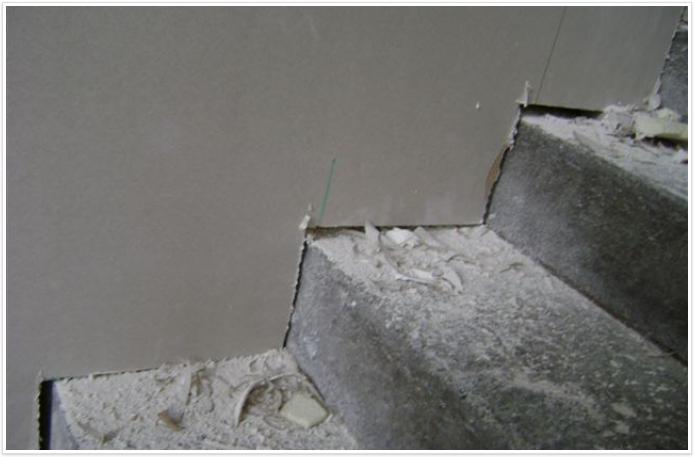Izolacja klatek schodowych ( juz 20 mm EUROTHANE G pozwala na uzyskanie U<1,0 W/mK ) Material: Eurothane G Klatki schodowe w budynkach wielorodzinnych.