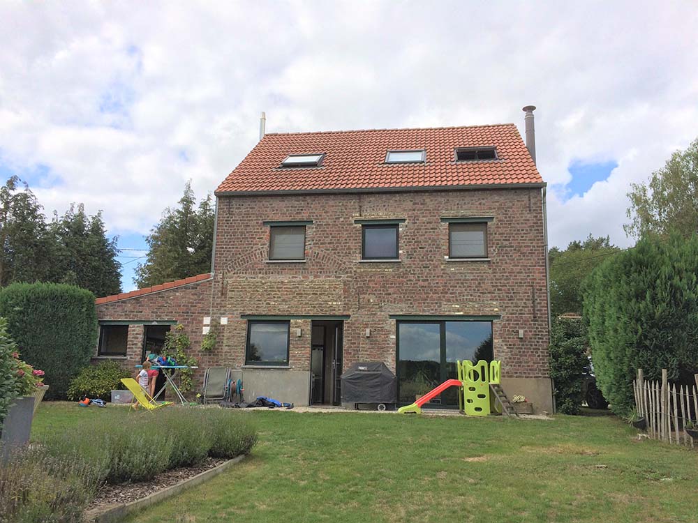 Rénovation écoénergétique à loonbeek dans un magnifique paysage avec isolation Recticel mur creux et toit plat.