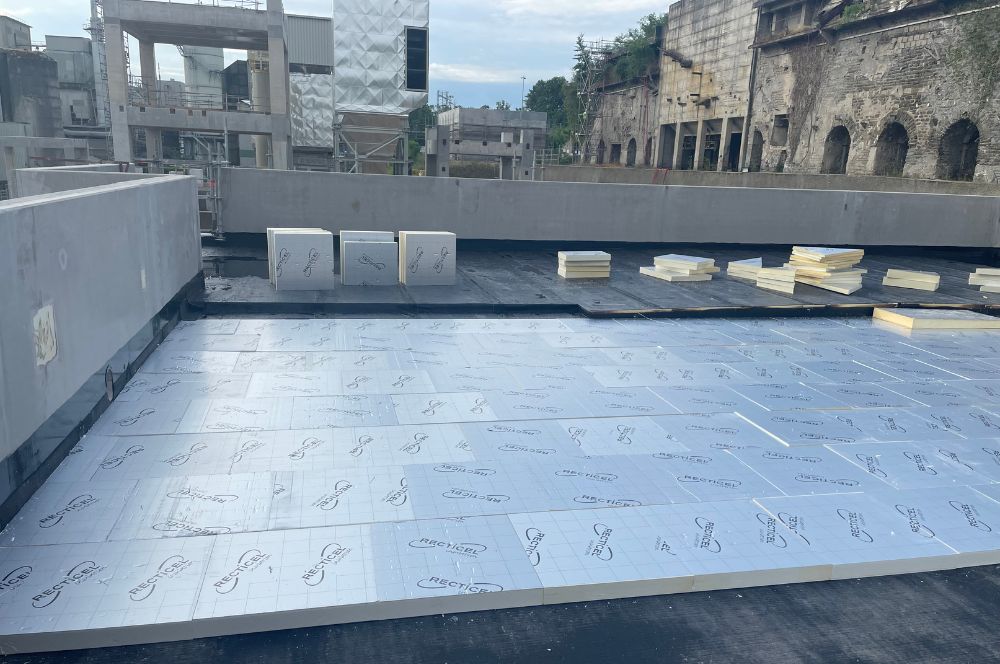 chantier isolation pentée toiture plate