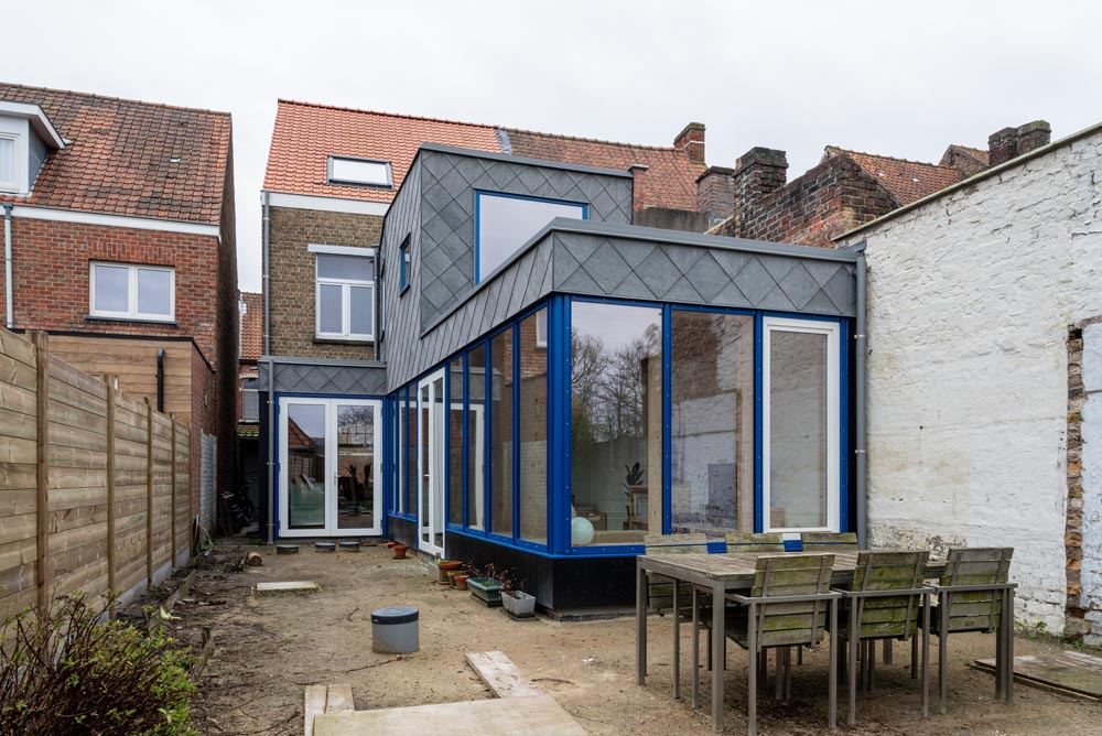 Lichtrijke uitbreiding van woning te Brugge met Powerdeck F isolatie voor platte daken - tuin