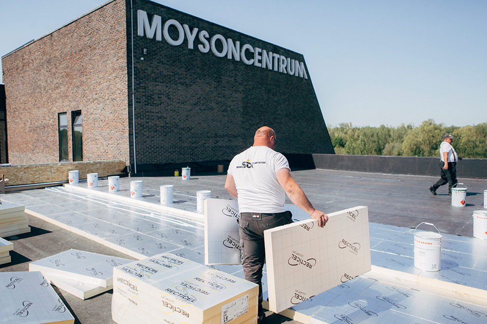 Bond Moyson gebouw kortrijk geïsoleerd met Eurothane Silver plat dak iolatie en Deck-VQ vacuümisolatie