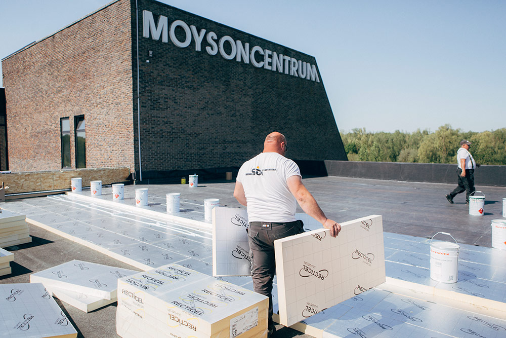 Immeuble Solidaris Courtrai isolé avec l'isolation pour toitures plates Eurothane Silver et l'isolation sous vide Deck-VQ à la structure du bâtiment de Bond Moyson