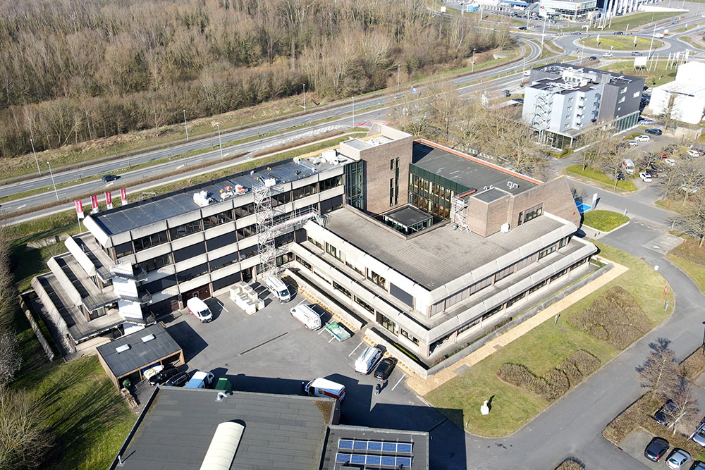 Immeuble Solidaris Courtrai isolé avec l'isolation pour toitures plates Eurothane Silver et l'isolation sous vide Deck-VQ à la structure du bâtiment de Bond Moyson