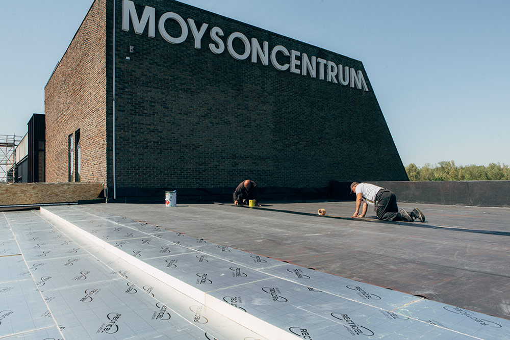 Solidaris gebouw Kortrijk geïsoleerd met Eurothane Silver plat dak iolatie en Deck-VQ vacuümisolatie
