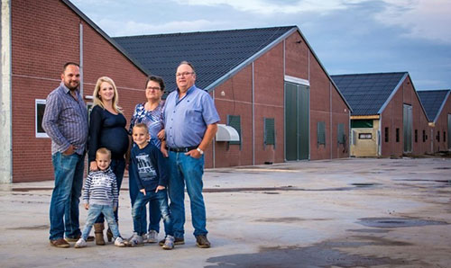 De familie Van Dijk-Nooijen die in hun nieuwe stallen bewust kozen voor Powerline isolatieplaten.
