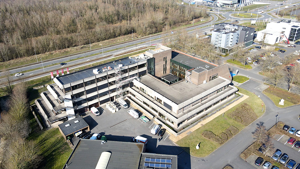 Le bâtiment Solidaris n à Courtrai avec une architecture en gradins a été isolé avec l'isolant Recticel Insulation