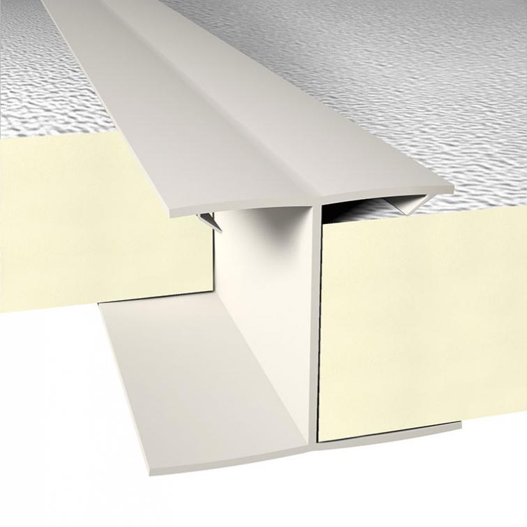 Profilé Profisol H Installation et fixation de profilés en PVC pour panneaux d'isolation dans les toits de bâtiments agricoles.