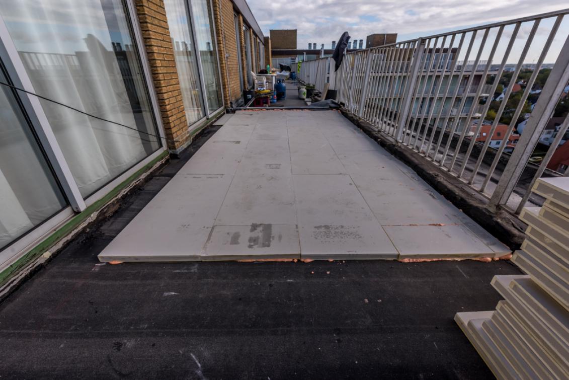 Recticel Insulation's Deck-VQ VIP insulation panel laid on a flat roof application image