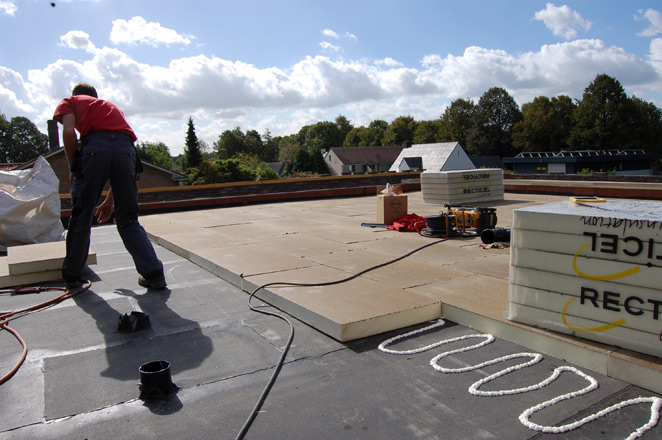 Eurothane Bi-4 Panneau d'isolation pour toits plats bitumineuses d'étanchéité - installation colle PU