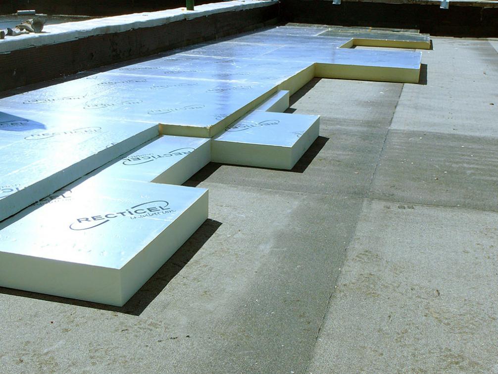 Eurothane Silver A  to płyta termoizolacyjna stosowana na dachach płaskich ze spadkiem na blasze trapezowej z jednowarstwową hydroizolacją syntetyczną lub kilkuwarstwowym bitumicznym pokryciem dachu.