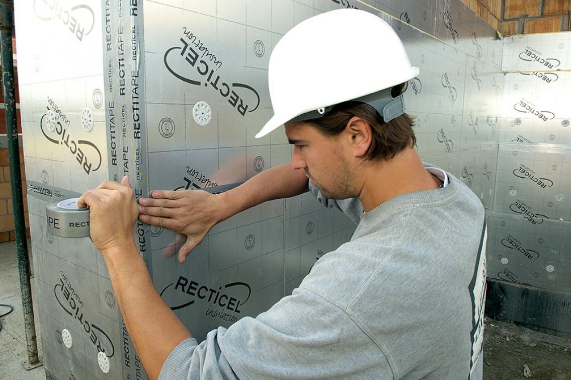 Panneau isolant Eurowall à utiliser dans les murs creux - installation rectitape collant