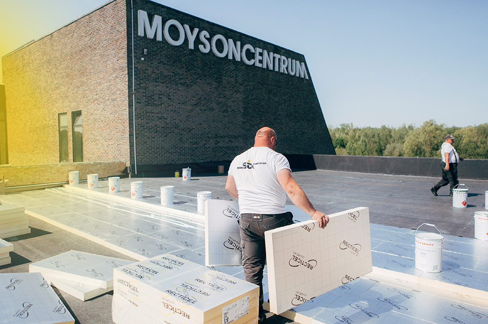 Gebouw van Solidaris te Kortrijk geïsoleerd met Eurothane Silver platdakisolatie