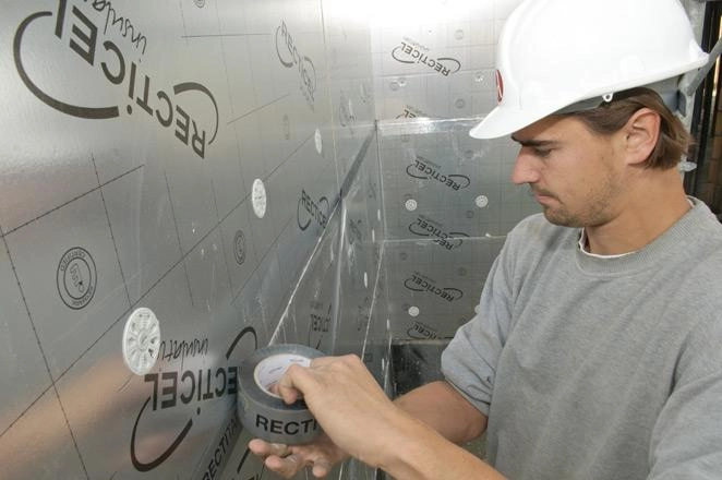 Installation des panneaux d'isolation Eurowall Impact pour les applications sur murs creux avec 25% de matériau bio-ressourcé