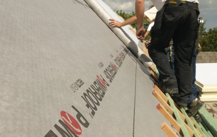 Powerroof Max Nakrokwiowa termoizolacja dachu skośnego opatrzona dodatkowo fabrycznie w najwyższej jakości folię RECTIVENT z samoprzylepnymi zakładami.