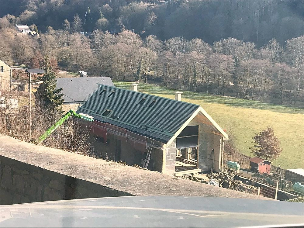 Dubbele vakantiewoning te Durbuy geïsoleerd met Recticel Insulation L-Ments hellend dak en Eurowall spouwmuur isolatie