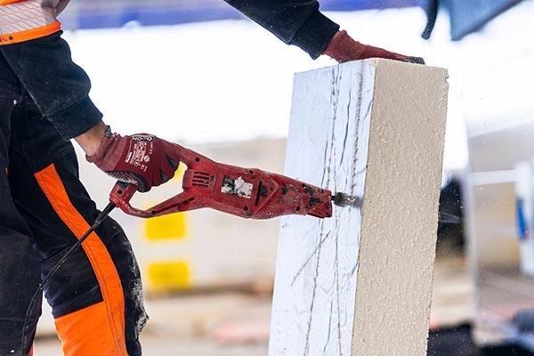 Huomioivat tarkasti kiinnitysmenetelmät kantavaan rakenteeseen