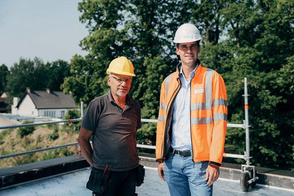 Le chef de chantier Peter Mannaert et Thibaut Behaeghel de Recticel Insulation