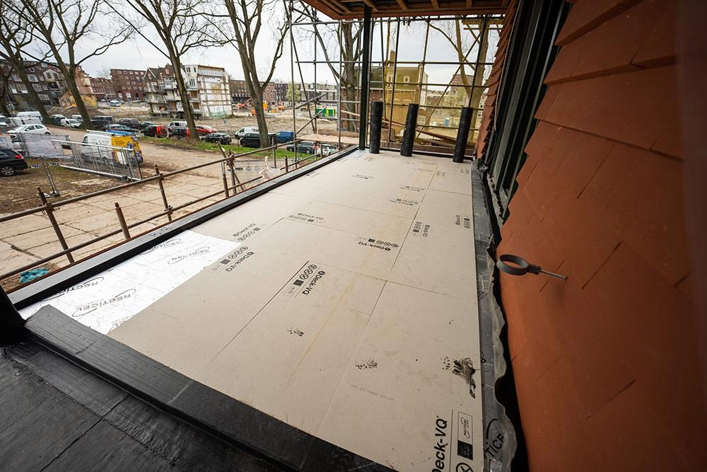 Nieuwbouproject KOER in Rotterdam - Deck-VQ isolatieplaten op terras