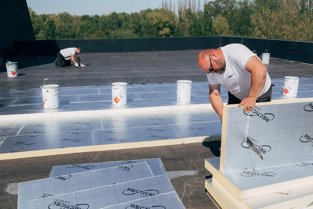  Immeuble Solidaris Courtrai isolé avec l'isolation pour toitures plates Eurothane Silver et l'isolation sous vide Deck-VQ à la structure du bâtiment de Bond Moyson