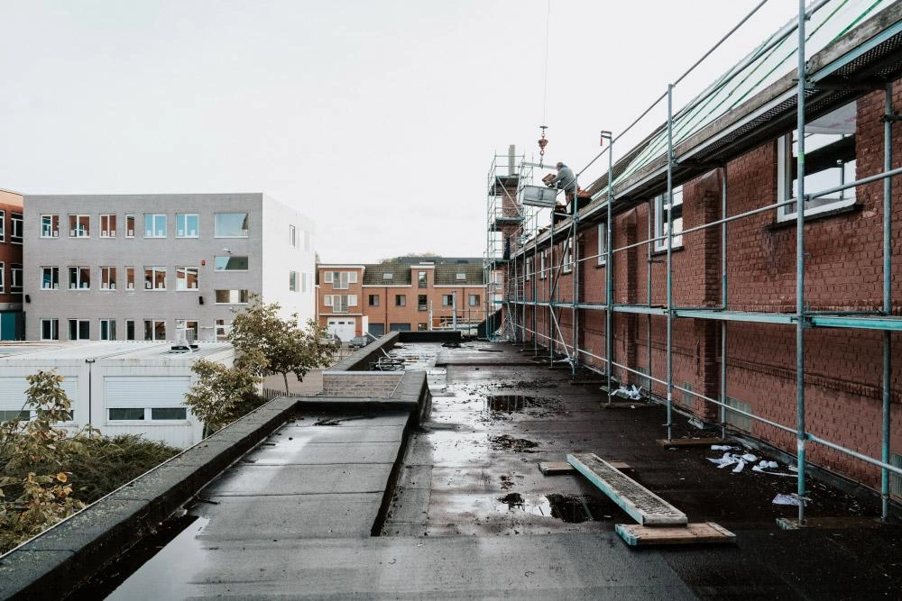 Nouvelle isolation de toiture dans une école à Evergem