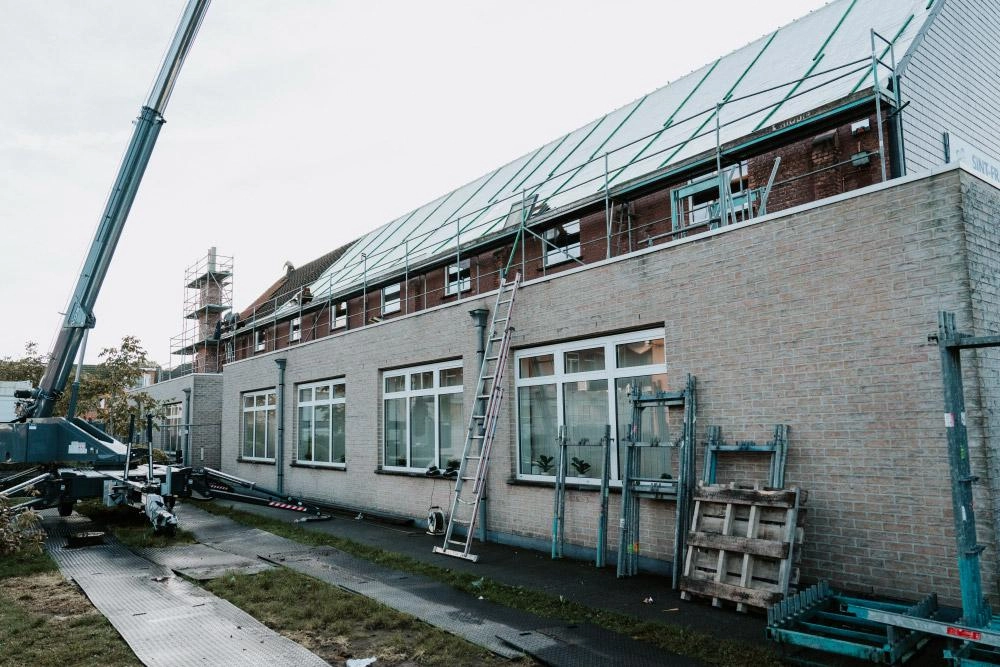 Nouvelle isolation de toiture dans une école à Evergem