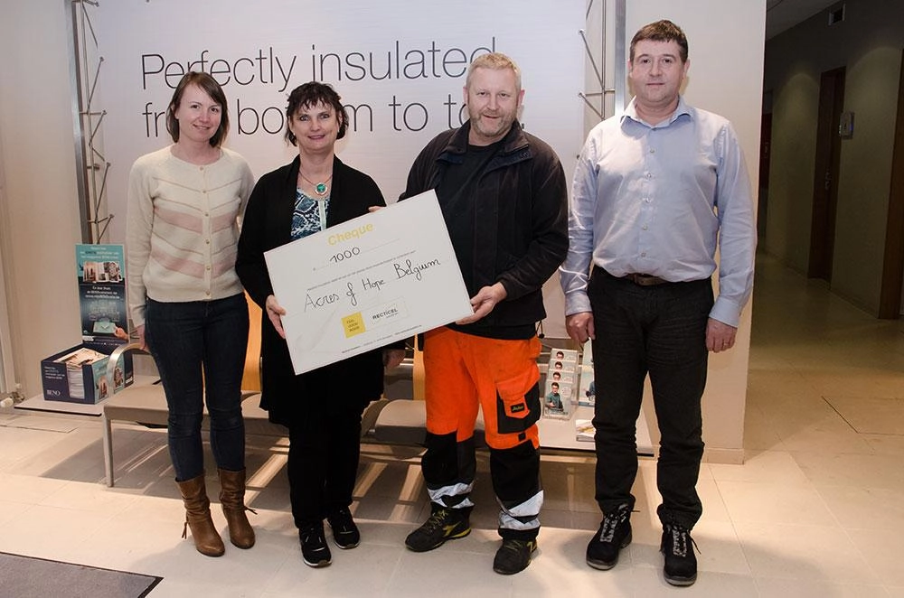 Recticel Insulation schenkt cheque van € 1.000 aan Acres of Hope Belgium