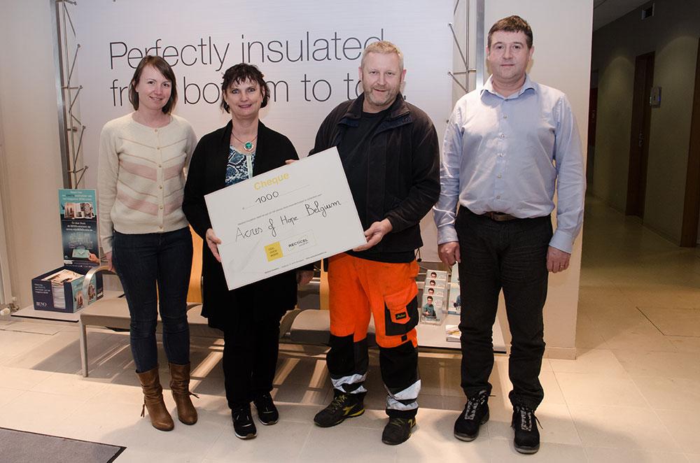 Recticel Insulation remet un chèque de € 1.000 à l’organisation Acres of Hope Belgium