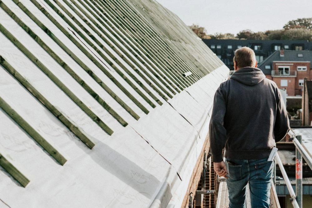 Foto van hellend dak geïsoleerd met Recticel Isolatie voor artikel 'condensatie bij isolatie voorkomen'