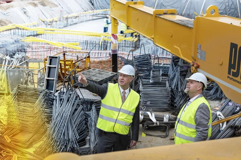 Le  directeur général de la Confédération de la construction flamande et Geert Dekyvere discutent l'avenir