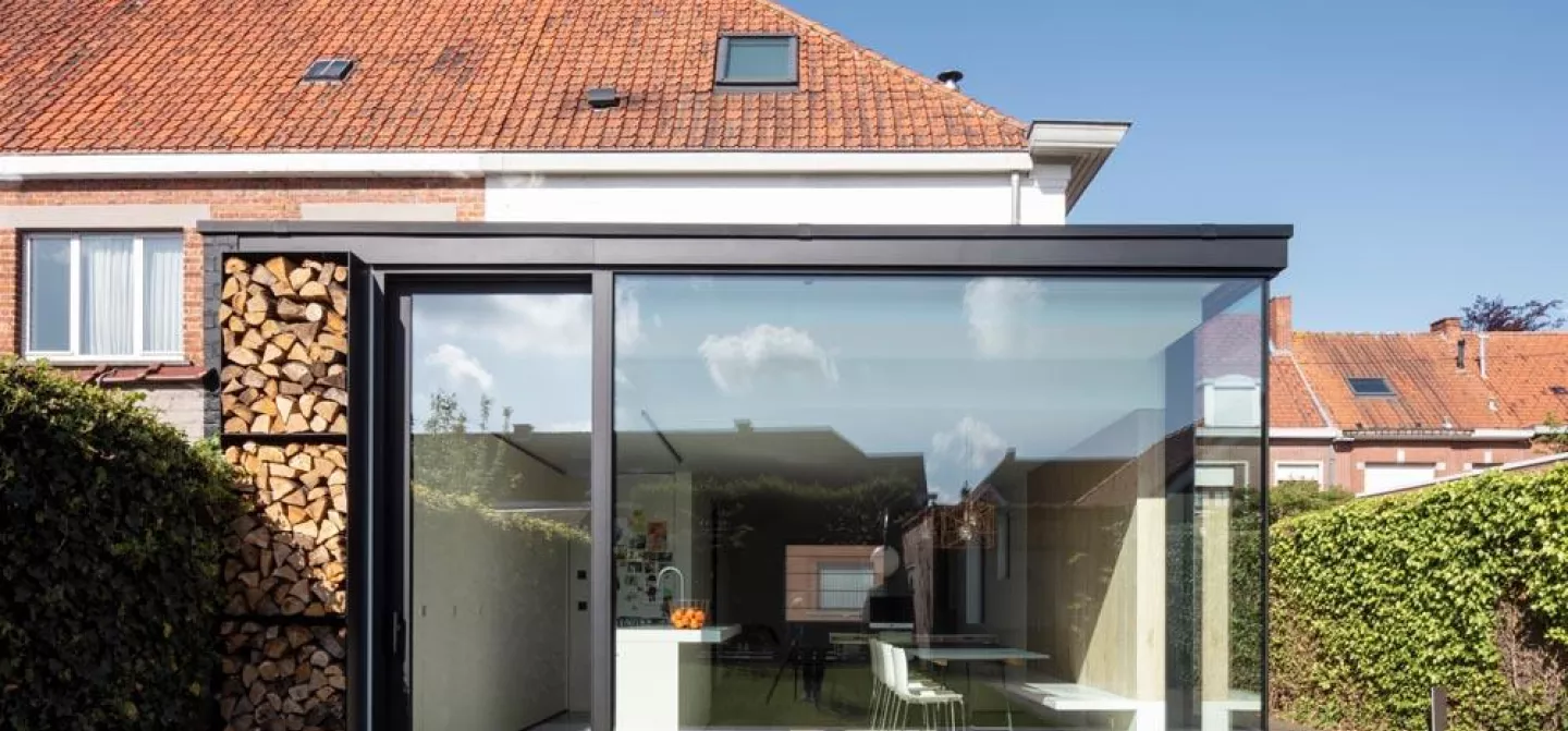 onpraktische woning te Izegem verbouwd tot een open en gezellige thuis met Powerdeck F plat dak isolatie van Recticel.
