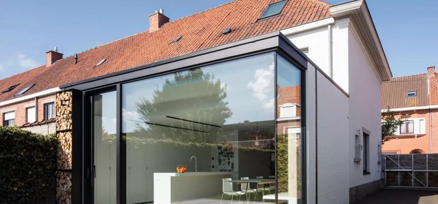 onpraktische woning te Izegem verbouwd tot een open en gezellige thuis met Powerdeck F plat dak isolatie van Recticel Insulation