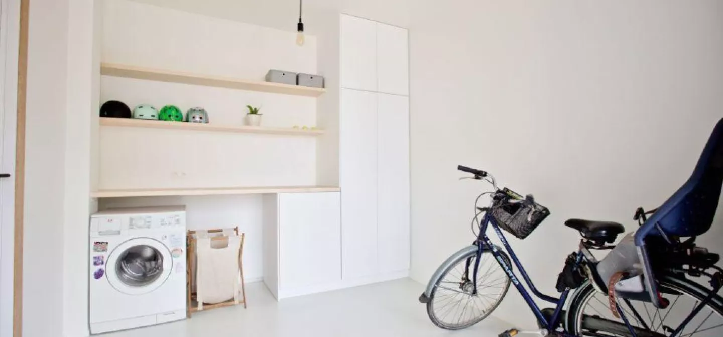 le garage fait place à une buanderie/un abri à vélos