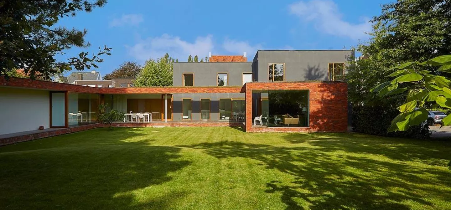 Totaalrenovatie met groendak en Eurothane Bi-4 plat dak isolatie van woning met praktijk te Waregem.